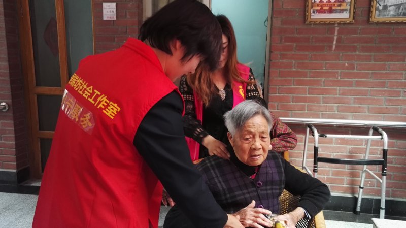 构建银发关怀网络：让爱伴随每一位老年人